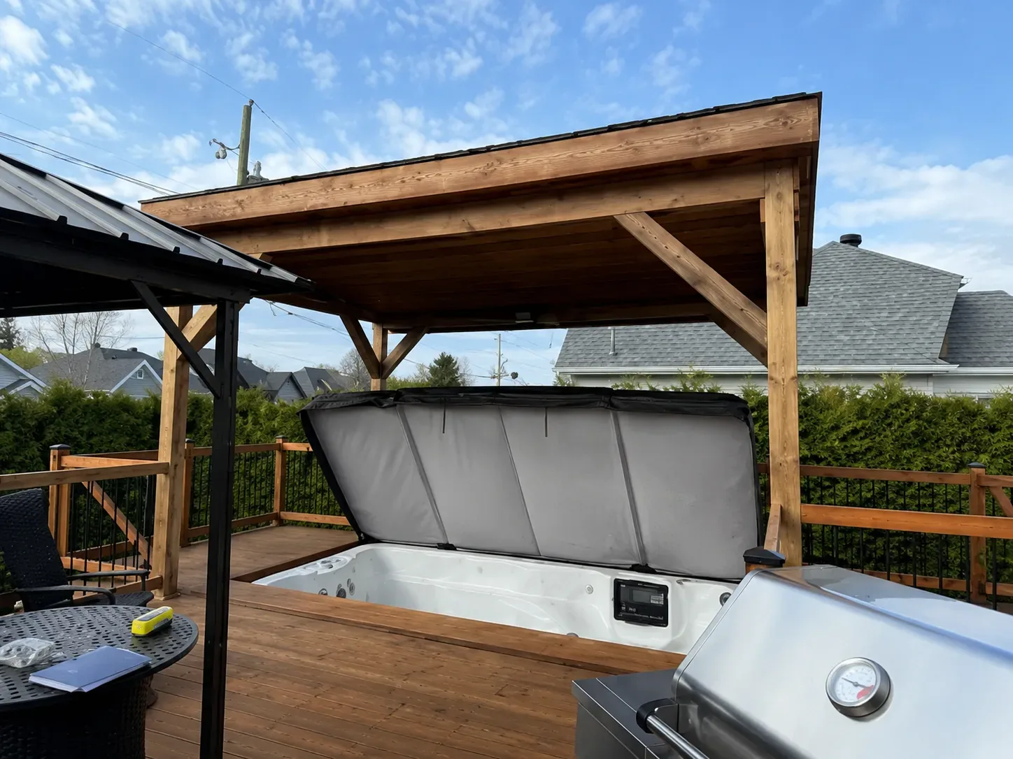 Terrasse en bois avec pergola et spa aménagée par Construction ROAM